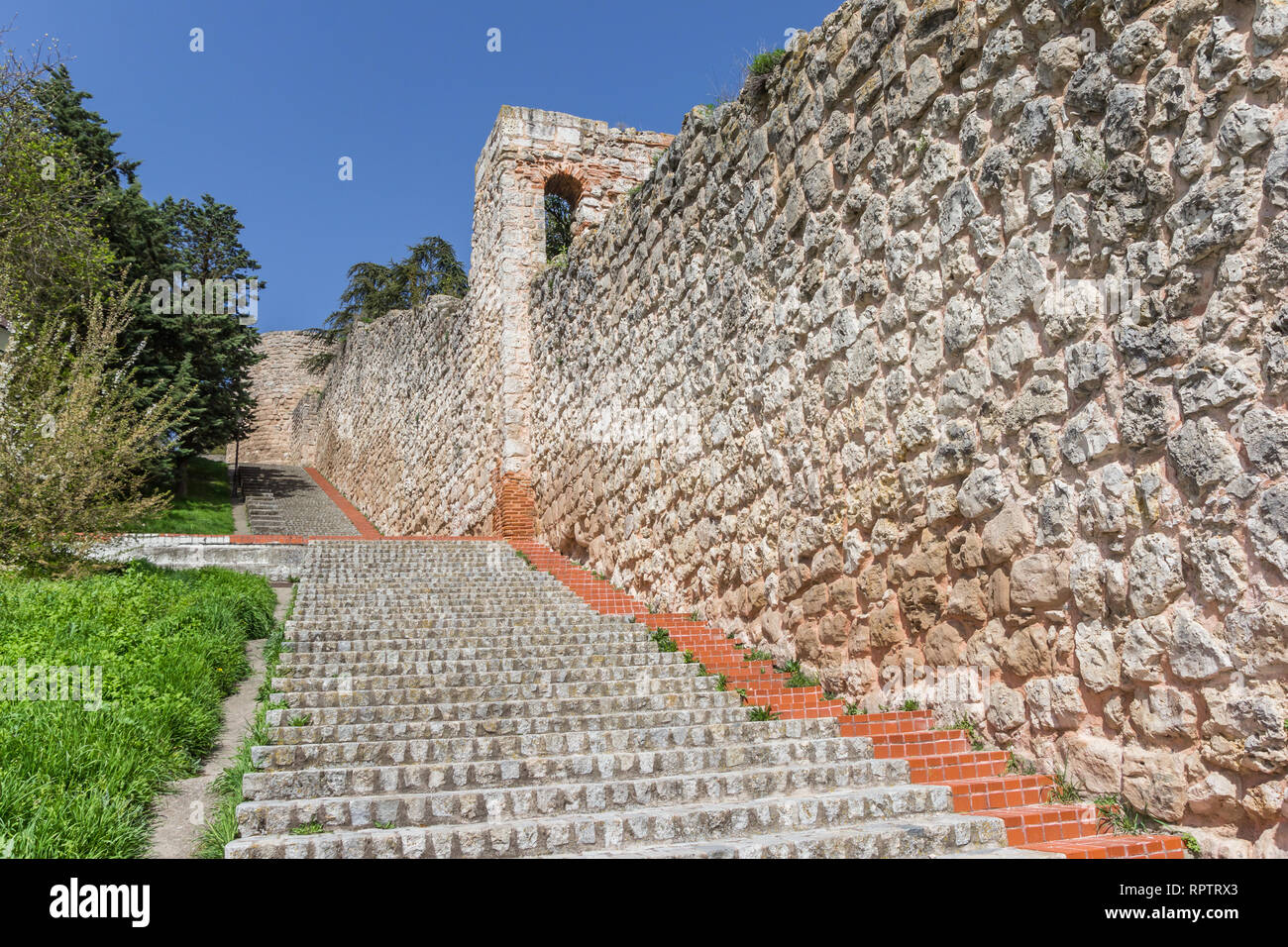 Historische Stadtmauer wieder auf einen Hügel in Burgos, Spanien Stockfoto