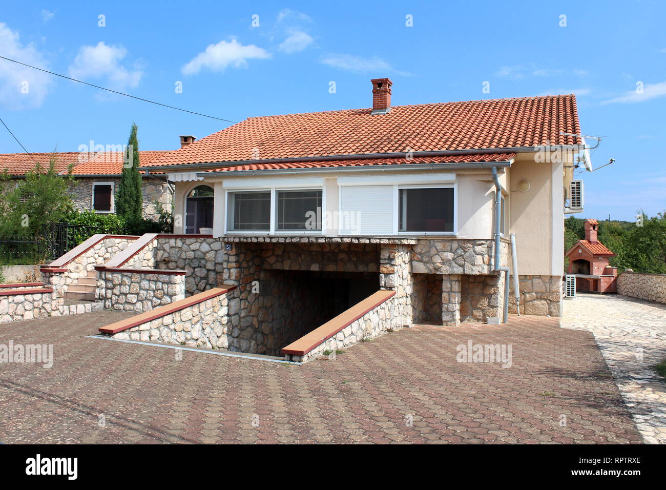 Familie Haus Mit Neuer Fassade Mit Steinplatten Und Grossen