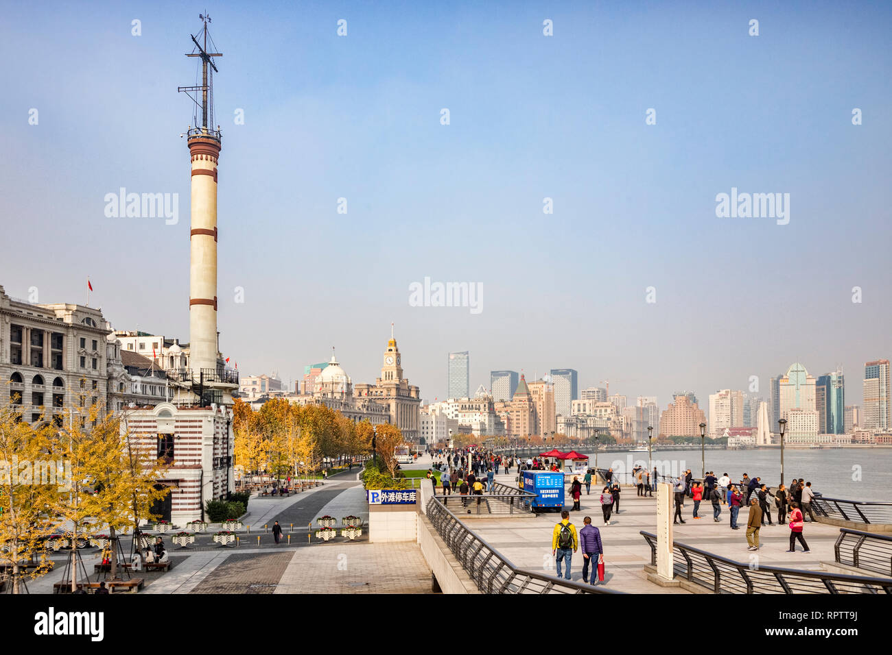 29. November 2018: Shanghai, China - Besucher zu Fuß auf den Bund, neben dem Fluss Huangpu in Shanghai. Stockfoto