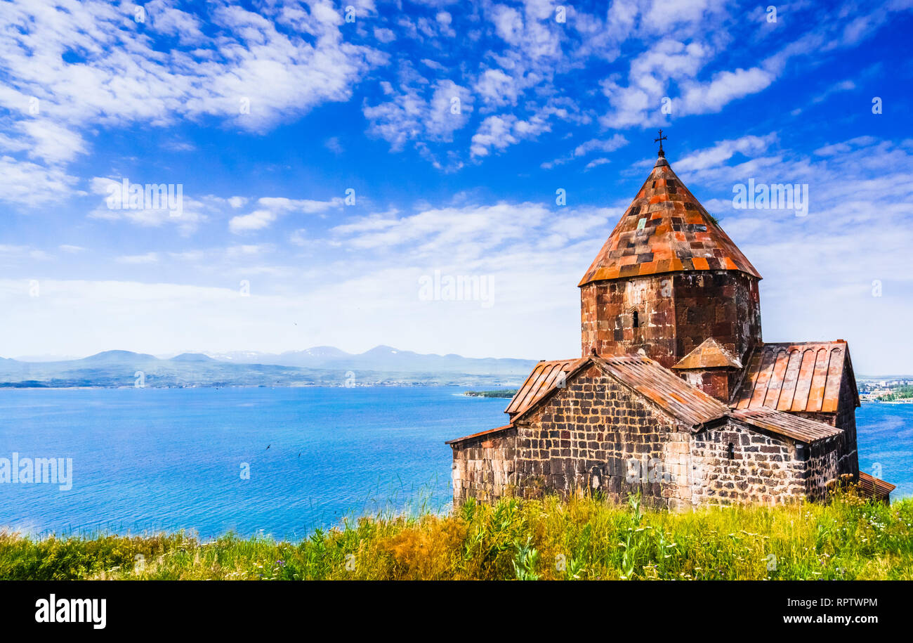 Malerischer Blick auf eine alte Sevanavank Kirche in Sevan in Armenien Stockfoto