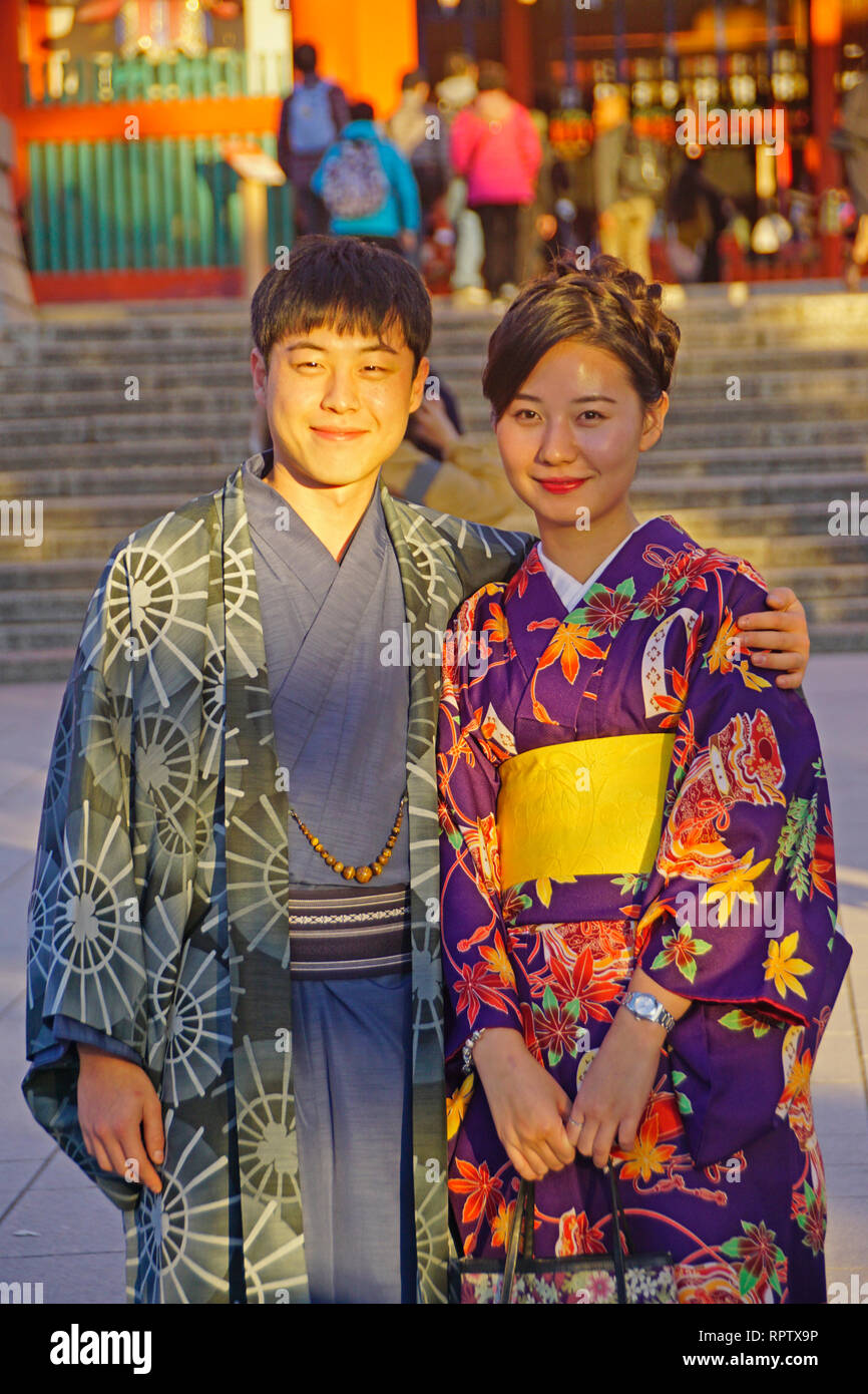 Jungen japanischen Paar in traditioneller Kleidung mit Frau kimono in Kyoto. Stockfoto