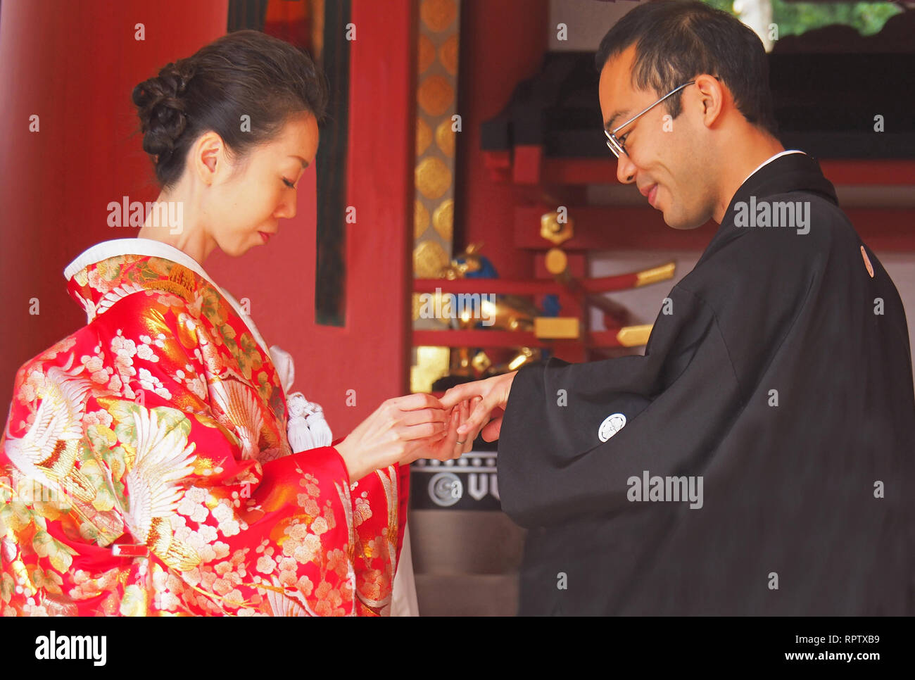 Hochzeit paar Austausch von Ringen in Shinto Trauung an Kusaga Taisha Shrine in Nara, Japan. Stockfoto