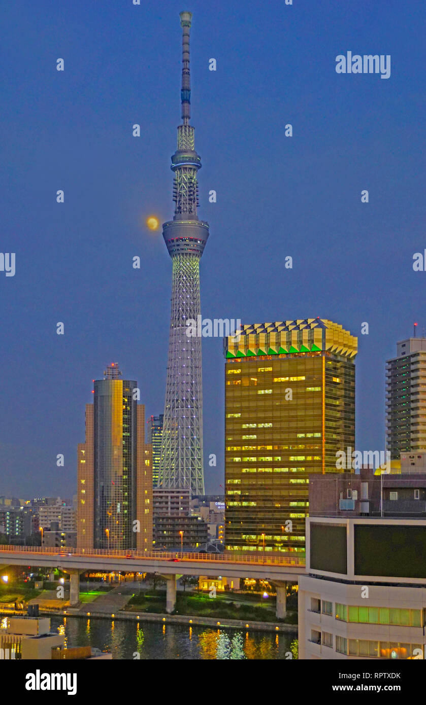 Tokyo Tower mit Mond Stockfoto