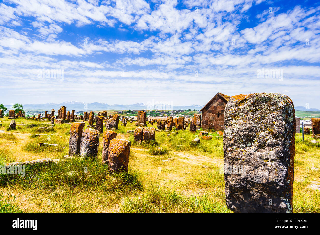 Alte Grabsteine auf dem Friedhof von noratus in Armenien, in der Nähe der Lake Sevan in Armenien Stockfoto