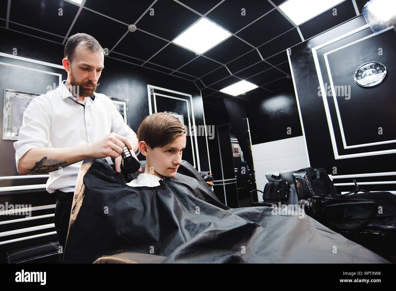 Nette junge Junge, ein Haarschnitt im barbershop. Stockfoto