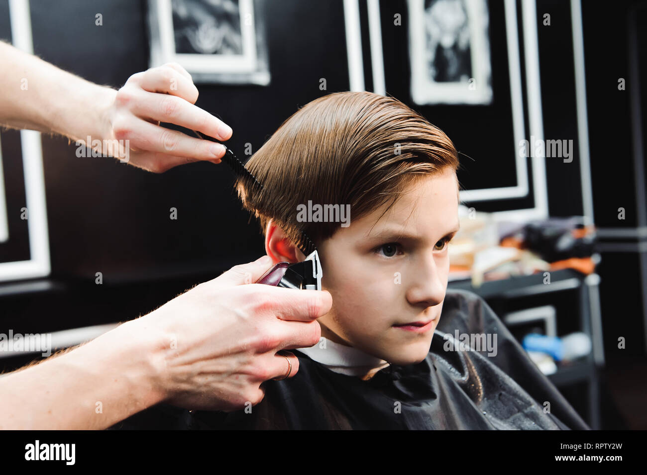 Nette junge Junge, ein Haarschnitt im barbershop. Stockfoto