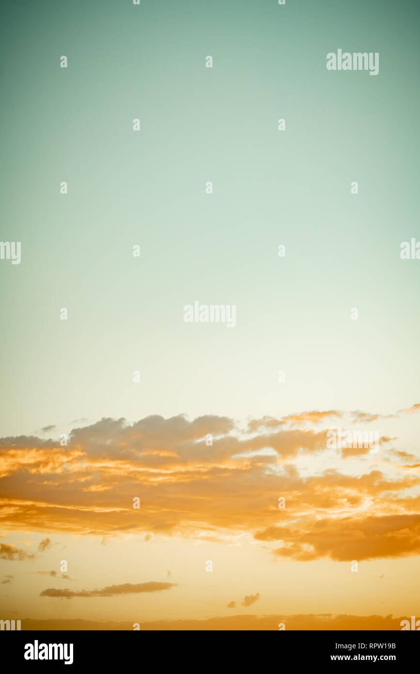 Abstrakte Himmel und Cloud farben Hintergrund in vertikale Komposition. Stockfoto