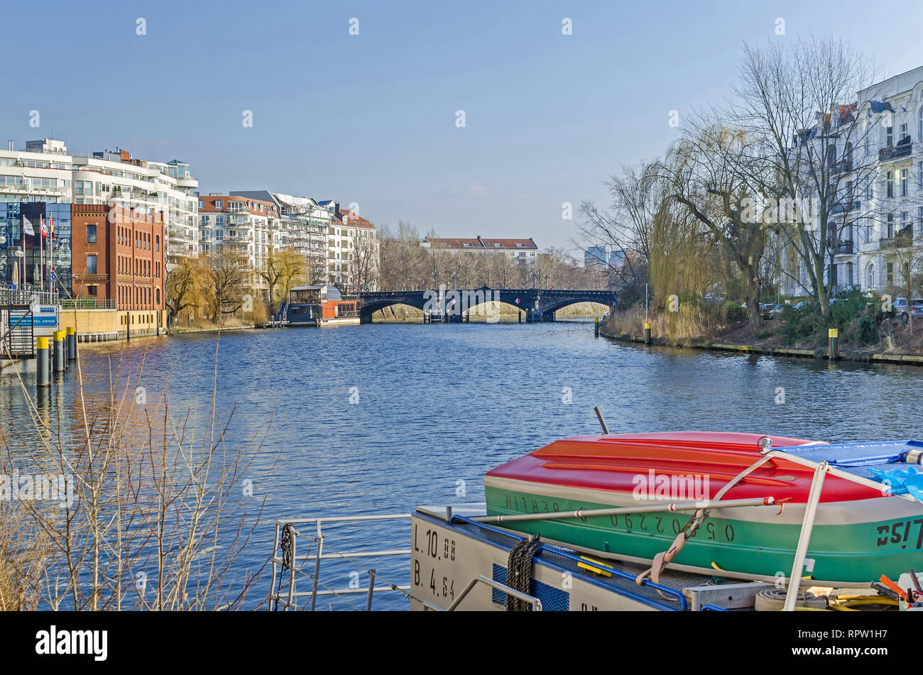 Berlin, Deutschland - 14. Februar 2019: Ufer der Spree und dem neu gestalteten Bereich Spree-Bogen mit der Ernst-Freiberger-Stiftung Stockfoto