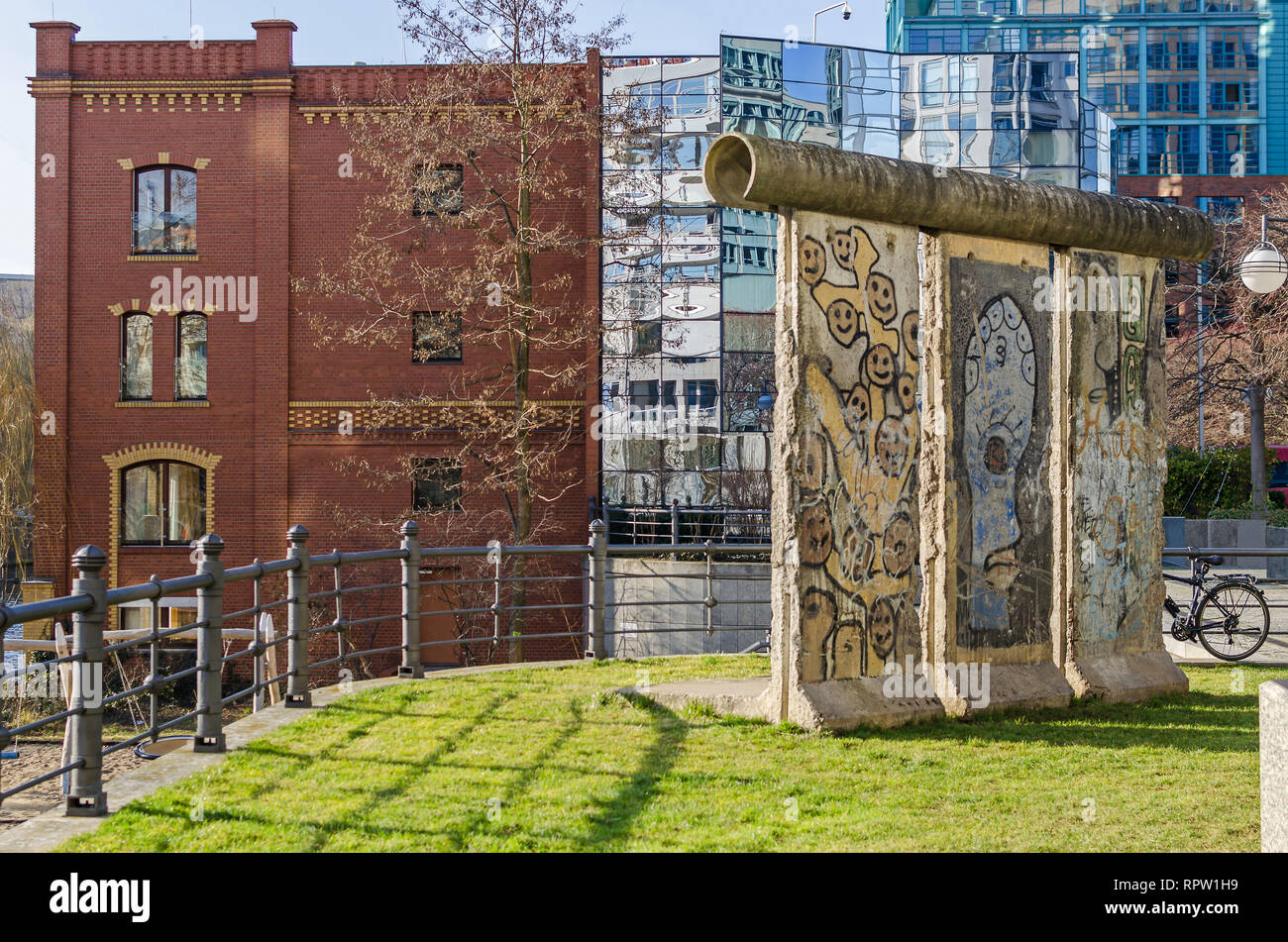 Berlin, Deutschland - 14. Februar 2019: spree-bogen an der Spree mit dem Bau des Ernst-Freibergerfoundation und ein Teil der Berliner Mauer. Stockfoto