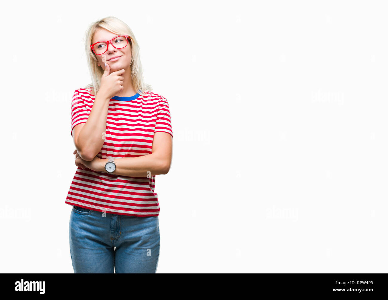 Junge hübsche blonde Frau Brille über isolierte Hintergrund mit der Hand am Kinn über die Frage denken, nachdenklichen Ausdruck. Lächelnd mit Du Stockfoto