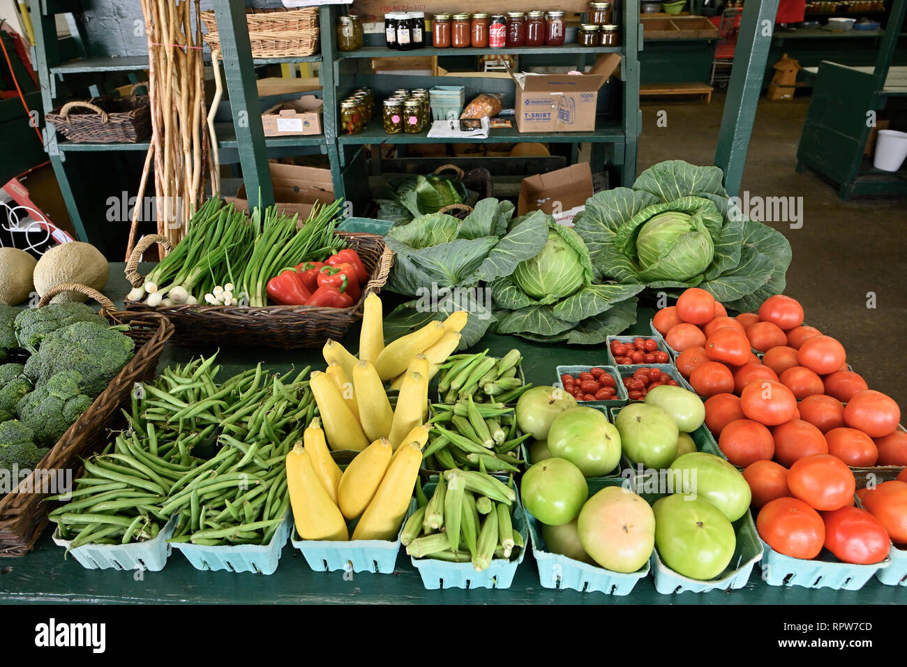 Frische Produkte und Gemüse zum Verkauf an der Kandare Markt, ein Bauernmarkt, in der Innenstadt von Montgomery, Alabama, USA. Stockfoto