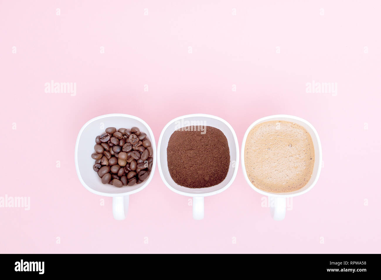 Drei Tassen Kaffee unterschied Phasen der Vorbereitung oder die Herstellung von Kaffee trinken auf rosa Hintergrund, kopieren. Ansicht von oben. Stockfoto