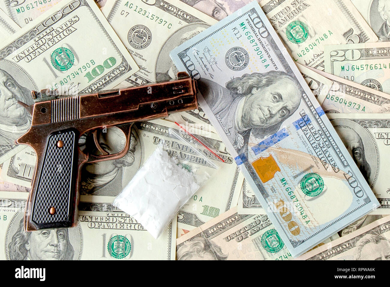 Pistolen und Drogen vor dem Hintergrund der Dollar. Stockfoto