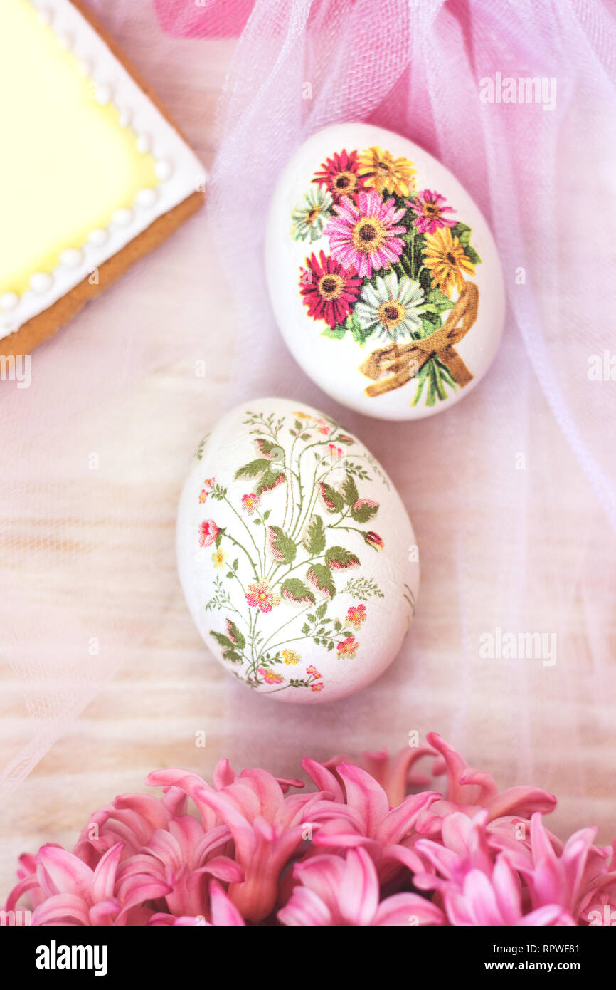 Verzierten Ostereier und Blumen auf weißem Tüll Hintergrund; decoupage Technik Stockfoto