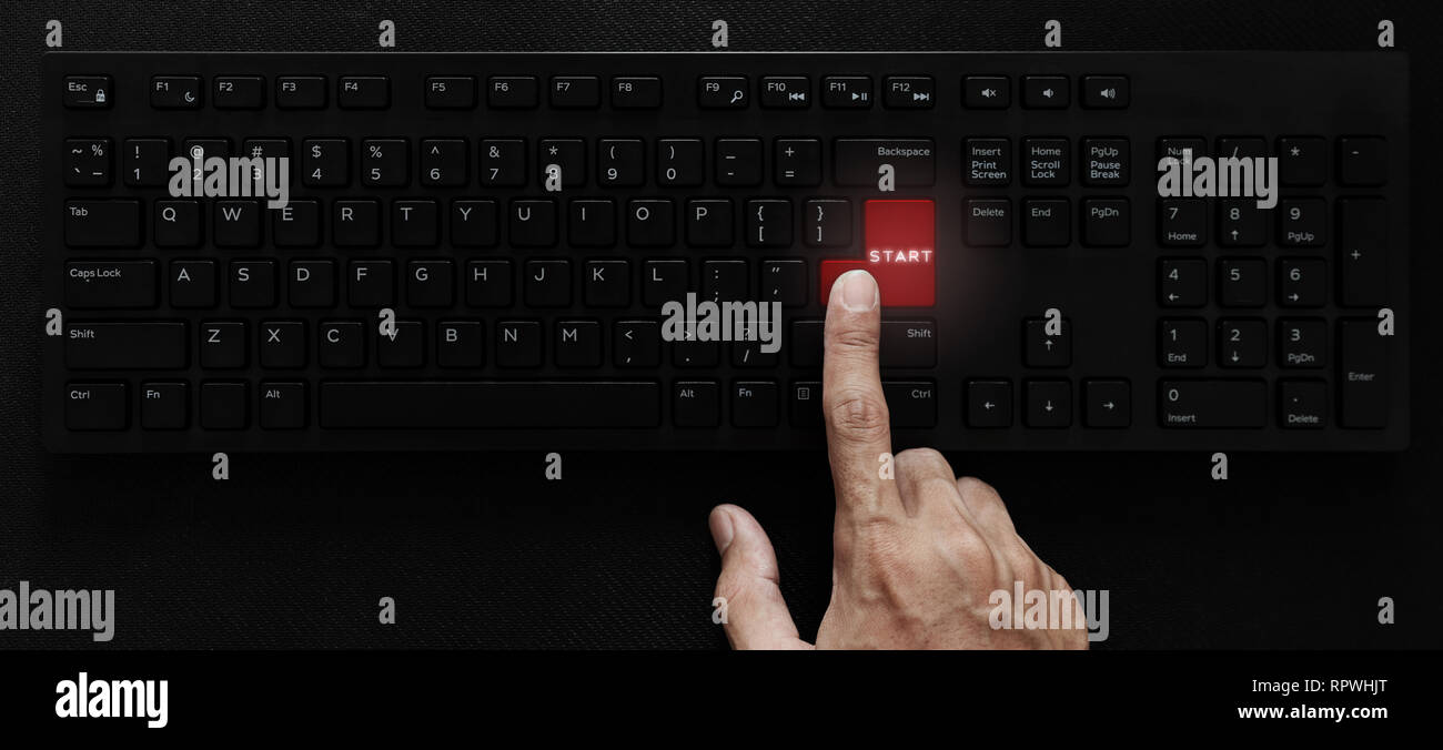 Hand Drücken der START-Taste auf der Tastatur des Computers Stockfotografie  - Alamy
