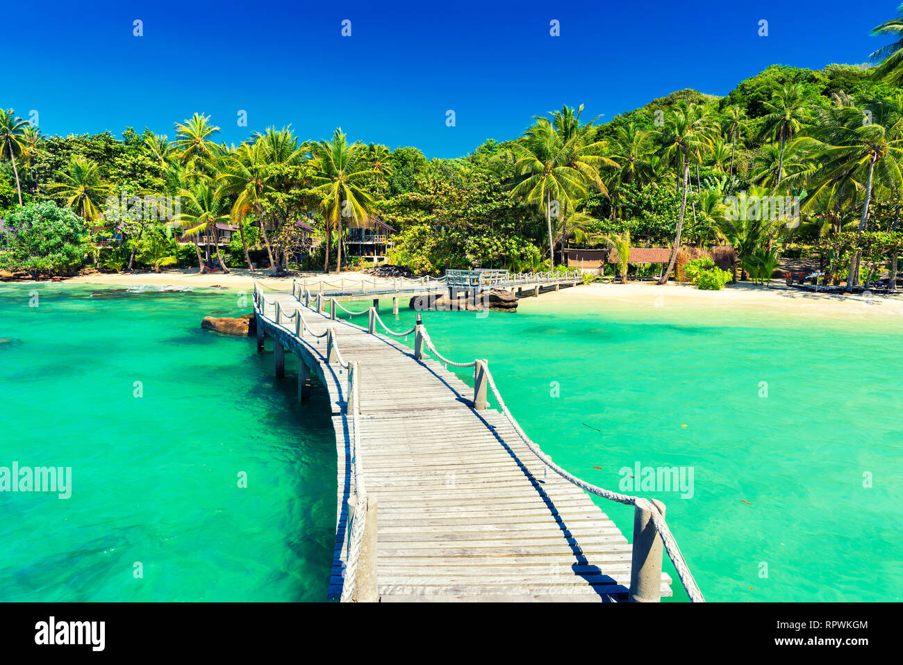 Steg an einem tropischen Strand Stockfoto