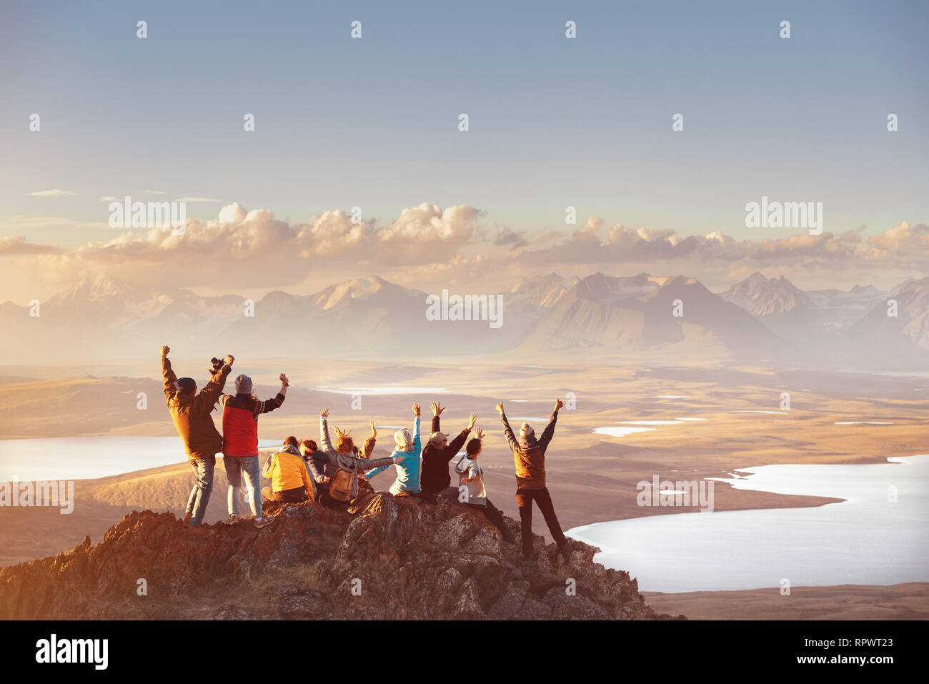 Große Gruppe von Happy friends ist Spaß am Berg oben und schaut auf das Tal. Abenteuer oder Travel Concept Stockfoto