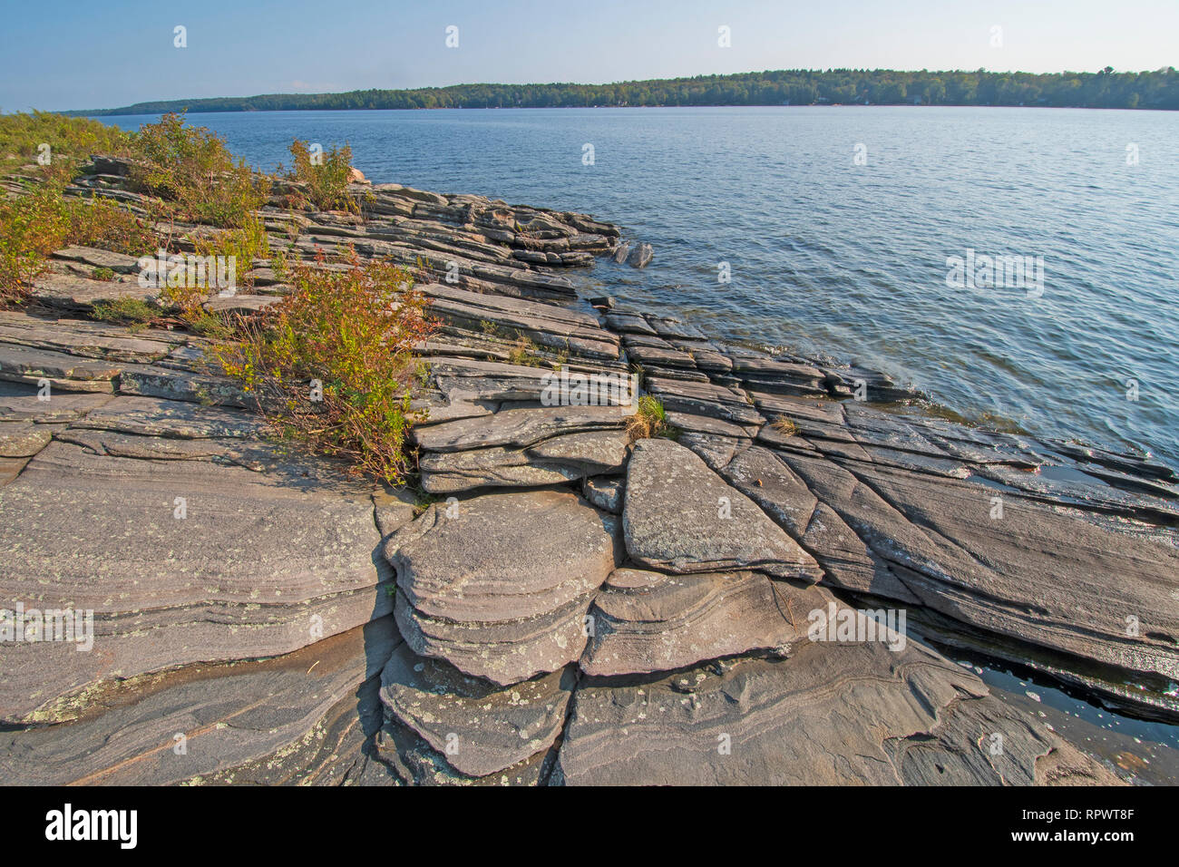 Verwitterte Felsen und Wasser am Ufer der Großen Seen im Lake Huron in KillBear Provincial Park in Ontario Stockfoto