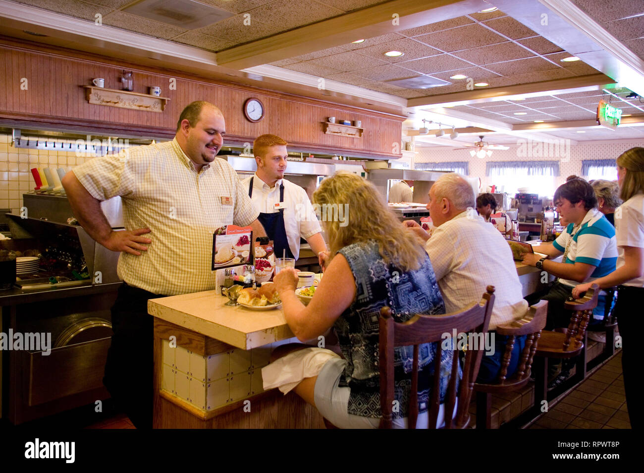 Restaurant Manager und Kellner chat mit Gönner an den Zähler an der Bob Evans Restaurant an der Bob Evans Farm in Rio Grande, Ohio Stockfoto