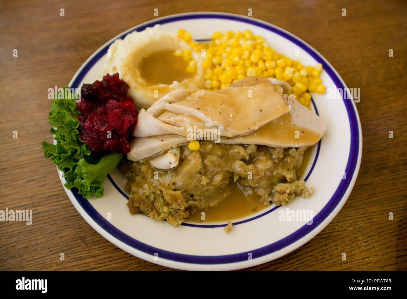 Die Türkei, Dressing, Kartoffelpüree, Mais und preiselbeersoße am Bob Evans Restaurant an der Bob Evans Farm in Rio Grande, Ohio Stockfoto