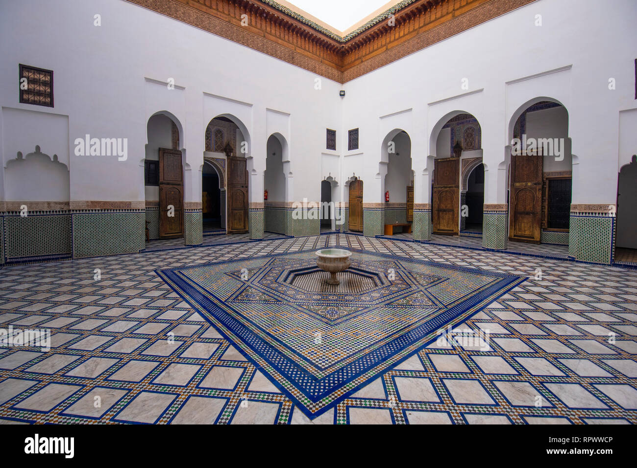 Im Inneren des Dar Si Said - Museum für marokkanische Kunst, Kunsthandwerk, Teppiche und Webereien in der Medina von Marrakesch, Marokko. Die nationalen Teppich Museum Stockfoto