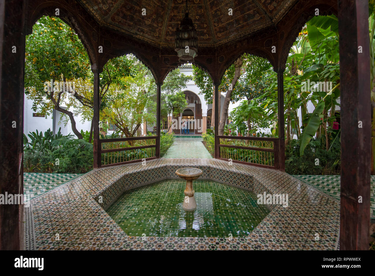 Im Inneren des Dar Si Said - Museum für marokkanische Kunst, Kunsthandwerk, Teppiche und Webereien in der Medina von Marrakesch, Marokko. Die nationalen Teppich Museum Stockfoto