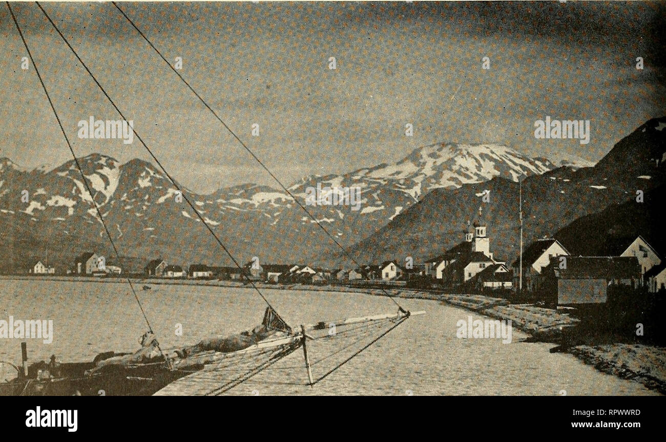 . Die Aleutian Inseln: die Menschen und natürlichen Geschichte (mit Tasten, die für die Identifizierung der Vögel und Pflanzen). Aleuts; Natural History. Platte 3 oben: US Navy u-boot Andocken an Dutch Harbor, Unalaska. (Offizielle US Navy noch.) Unten: Das Dorf von Unalaska (Iliuliuk) auf Unalaska Island, zwischen 1764 und 1770 errichtet. Unalaska seit vielen Jahren die größte Stadt und wirtschaftliches Zentrum im aleutians. (Foto aus dem Ewing Galloway.). Bitte beachten Sie, dass diese Bilder aus gescannten Seite Bilder, die digital für die Lesbarkeit erhöht worden sein können extrahiert werden - Colora Stockfoto