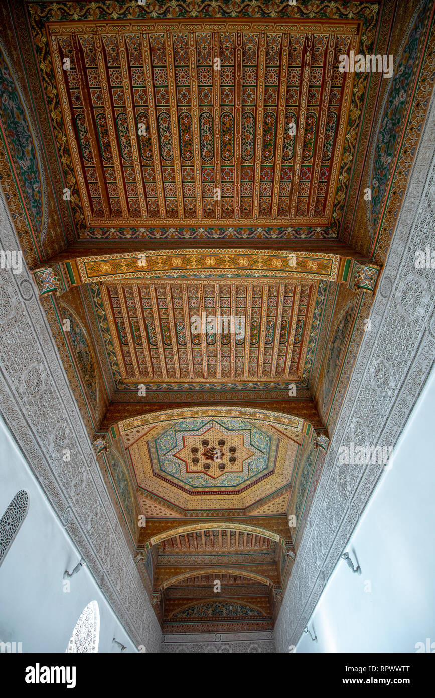 Im Inneren des schönen alten Bahia Palast, eine der Hauptattraktionen von Marrakesch. Decke. Innenhof in Marrakesch, Marokko Stockfoto