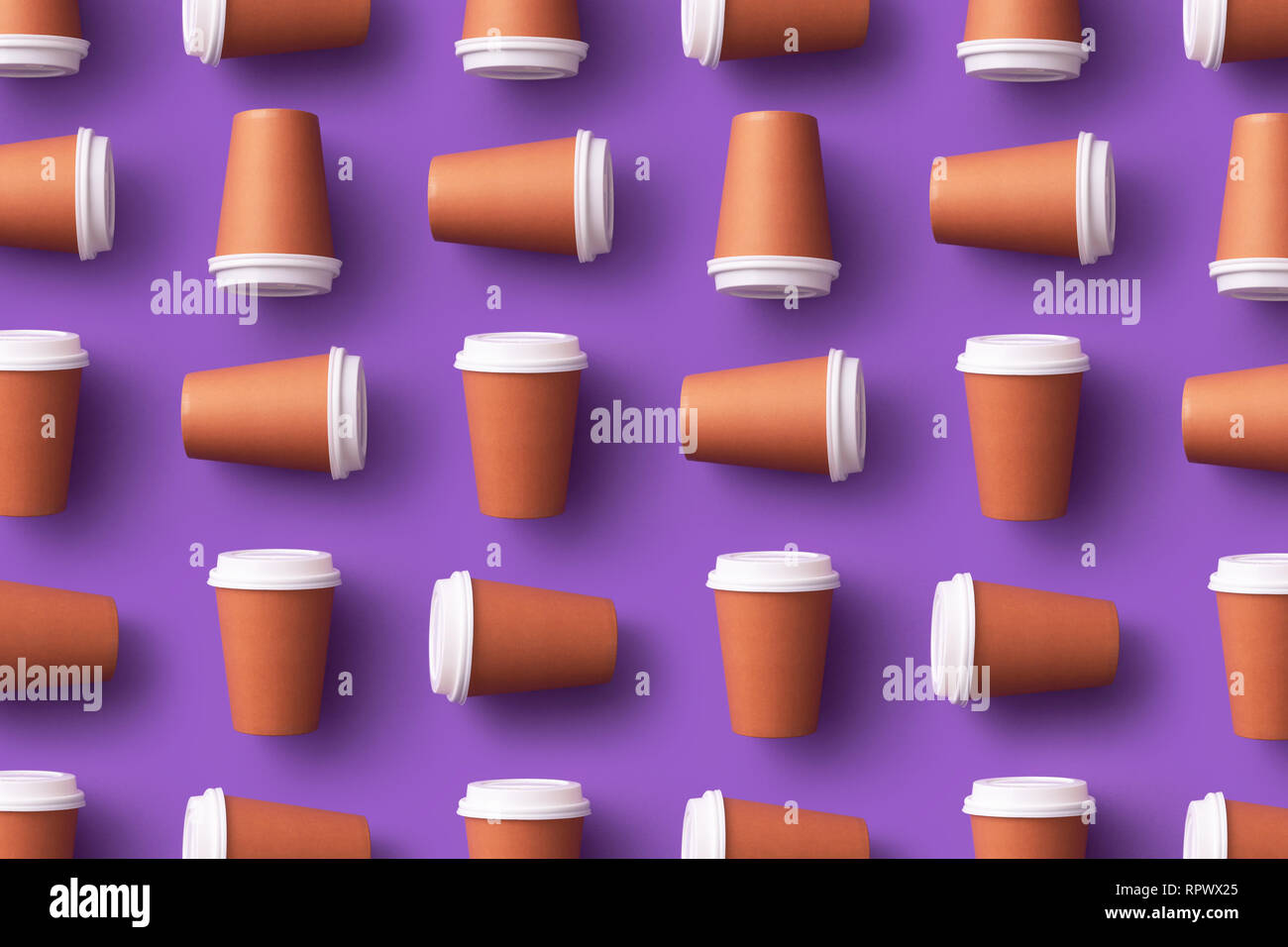 Mehrere verfügbare Kaffeetassen über lila Hintergrund organisiert Stockfoto