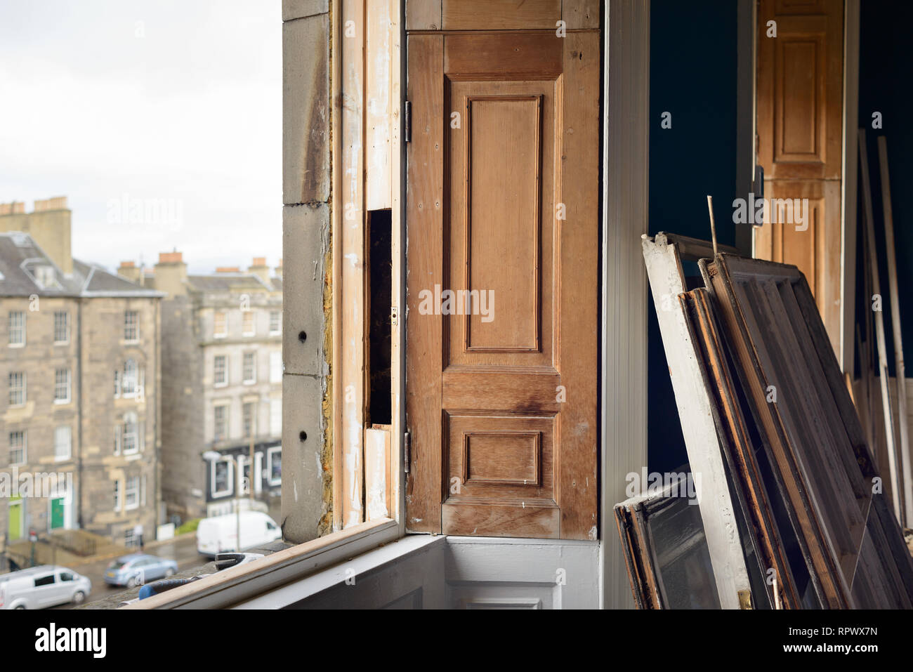 Work in progress - Renovierung einer georgischen Schärpe und Fenster in einem Mietshaus in Edinburgh, Schottland. Stockfoto