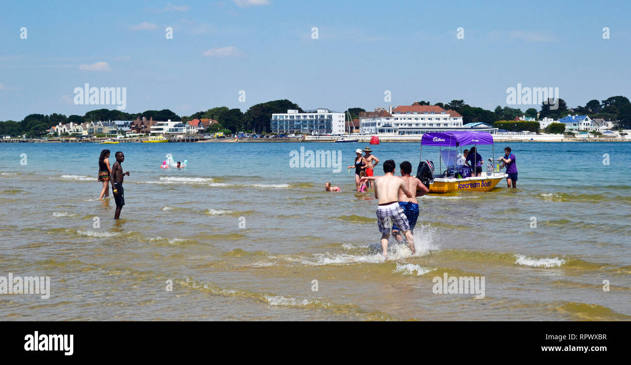 Cadbury's Eis Boot einen guten Handel im Meer bei Shell Bay, Studland, Swanage, Isle of Purbeck, Dorset, Großbritannien. Sommerhitze. Stockfoto