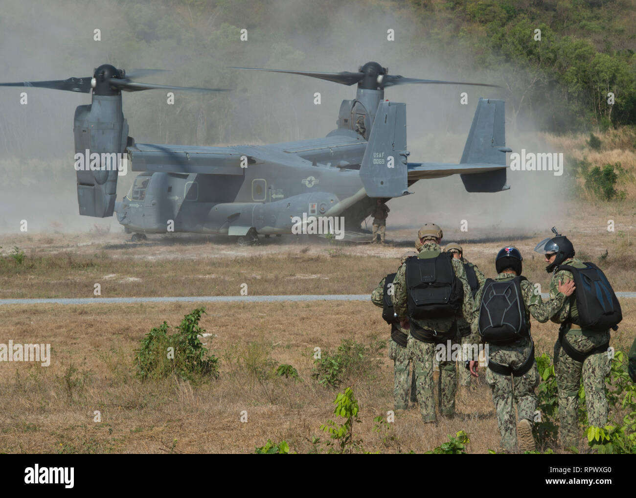 SATTAHIP, Thailand, (Feb. 21, 2019) Segler für die Beseitigung von Explosivstoffen Mobile Einheit (EODMU) 5 und Matrosen von der Royal Thai Navy zugeordnet, die Teilnahme an einer gemeinsamen militärischen Freifall Ausbildung während der Übung Cobra Gold 2019. Cobra Gold ist eine multinationale Übung von Thailand und den Vereinigten Staaten gefördert werden, ist entworfen, um die regionale Sicherheit und wirksame Reaktion auf die Krise Kontingenzen durch ein robustes multinationale Truppe vorzurücken, gemeinsame Ziele und Verpflichtungen in der indopazifischen Region auseinander zu setzen. Stockfoto