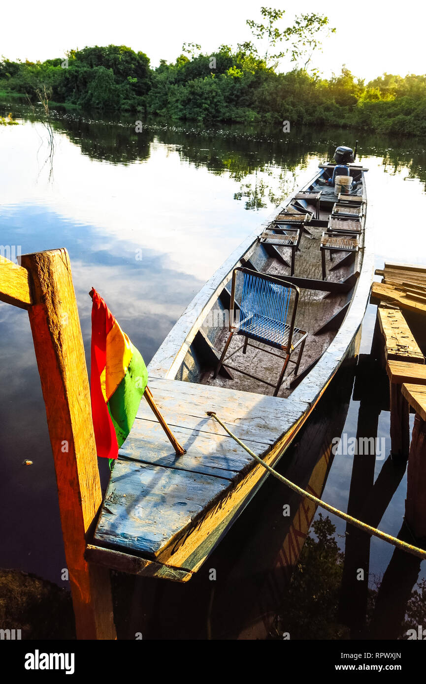 Ein Boot vertäut in Rio Yacuma. Die Pampas in Bolivien. der Amazonas Region. Stockfoto