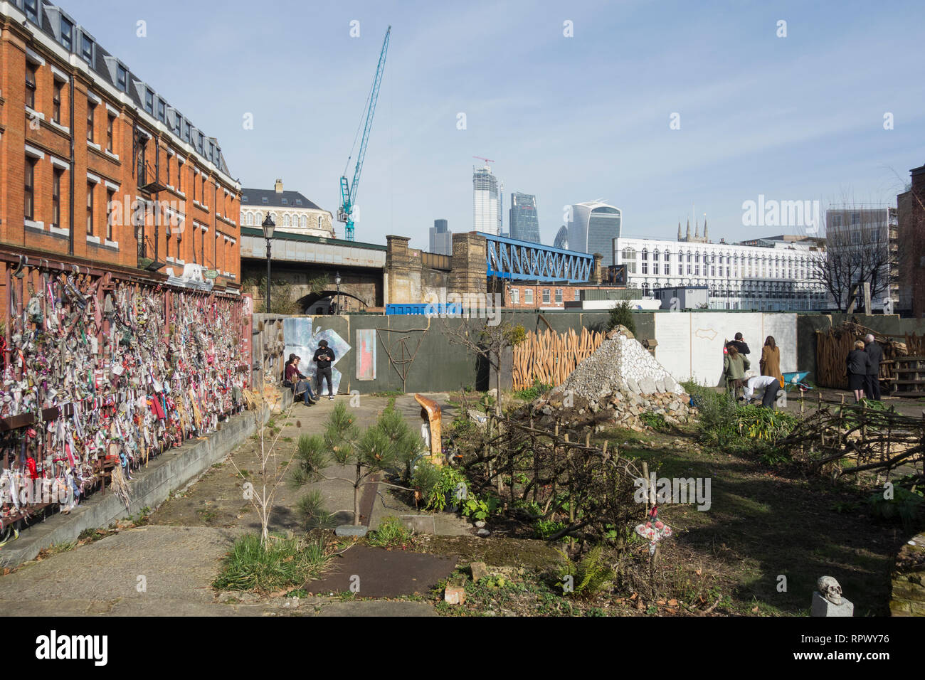 Kreuz Knochen Friedhof und Denkmal Garten - einem Stillgelegten post-mittelalterlichen Begräbnisstätte auf Redcross Weg in Southwark, London, UK Stockfoto