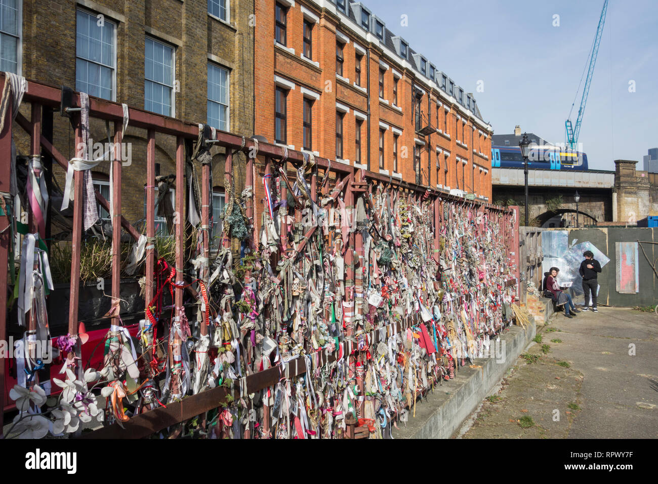 Kreuz Knochen Friedhof und Denkmal Garten - einem Stillgelegten post-mittelalterlichen Begräbnisstätte auf Redcross Weg in Southwark, London, UK Stockfoto