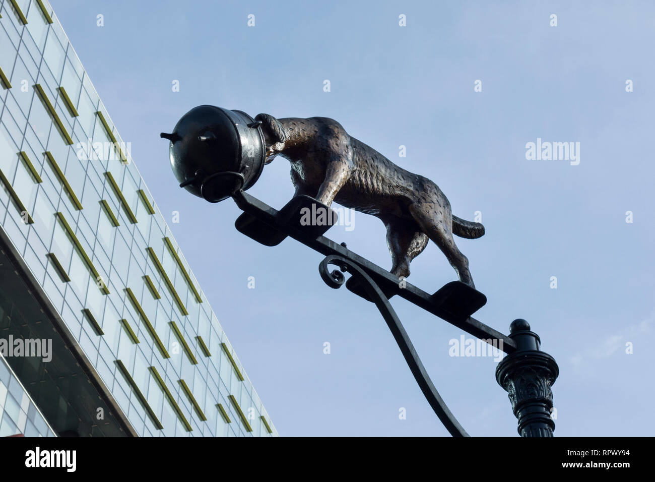Michael's Maler Charles Dickens Hund und Pot Skulptur auf Blackfriars Road, London, UK Stockfoto