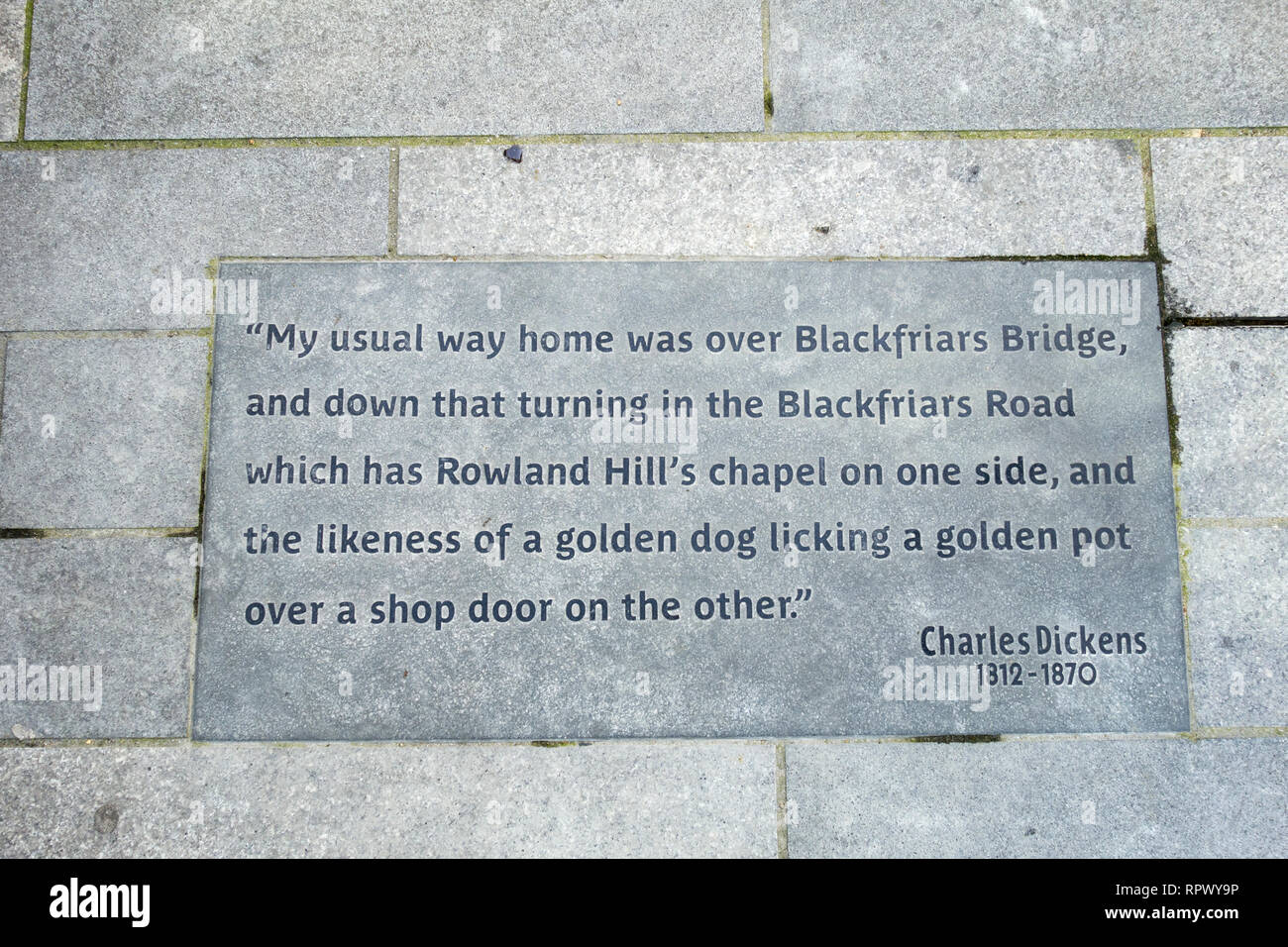 Eine Plakette commemmorating Charles Dickens Hund und Pot Skulptur auf Blackfriars Road, London, UK Stockfoto