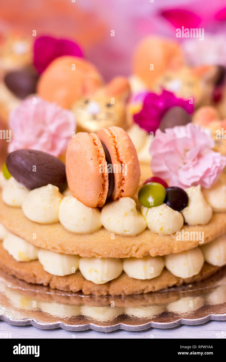 Details einer Ostern Kuchen - Vanille Kuchen mit Makronen und Blumen dekoriert Stockfoto