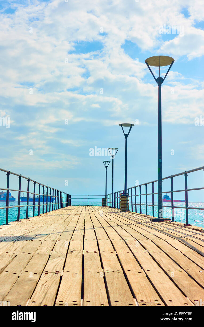 Perspektive der Pier mit Laternen in Limassol, Zypern Stockfoto