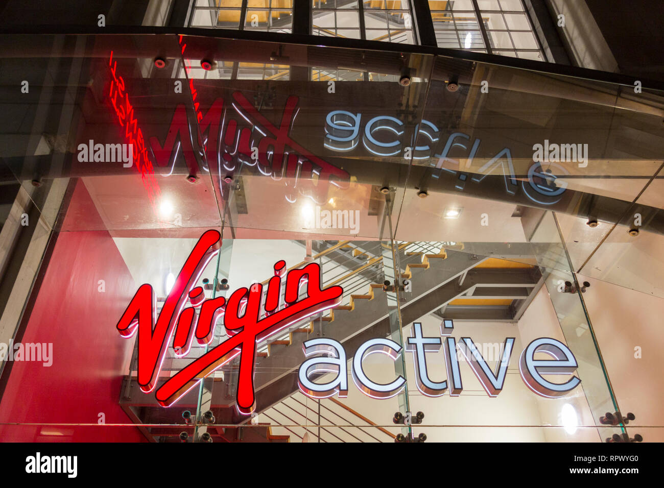 Eingang signage am Virgin Active Gym, Old Court Street, London, W8, UK Stockfoto