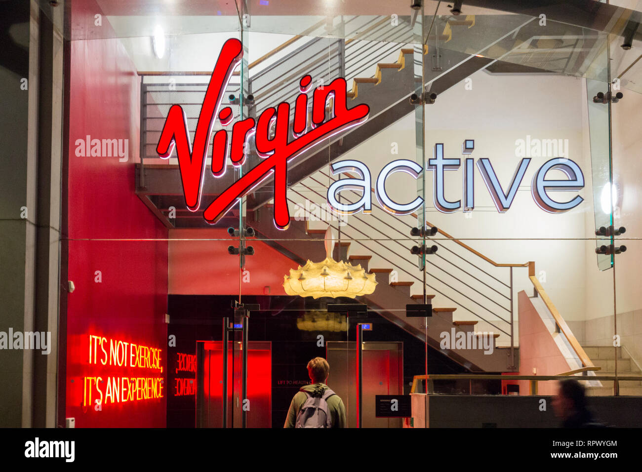 Eintrittsschilder im Virgin Active Gym, Old Court Place, Kensington, London, W8, Großbritannien Stockfoto