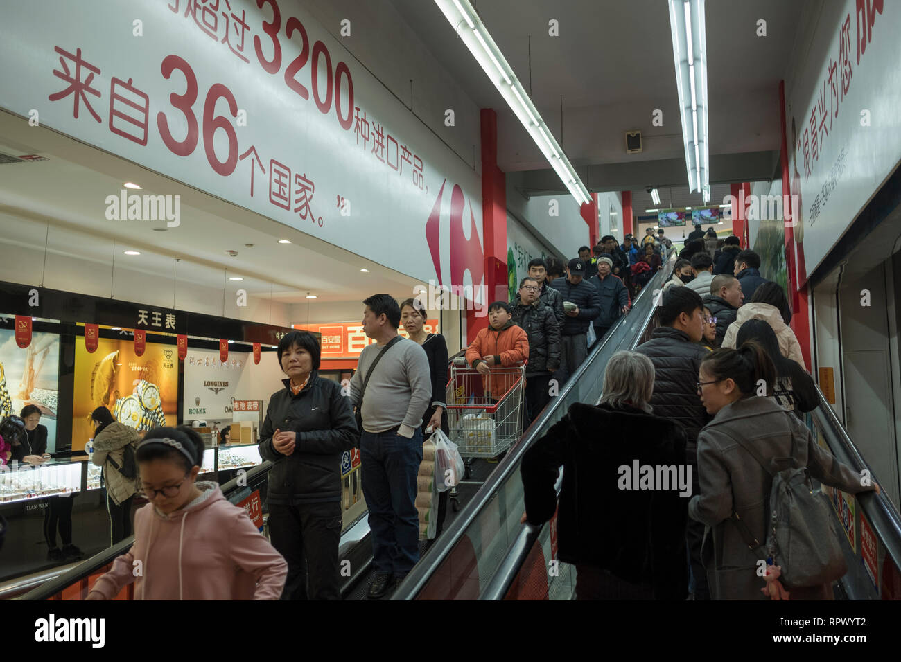 Verbraucher Einkauf in einem Supermarkt Carrefour in Peking, China. 23-Feb-2019 Stockfoto