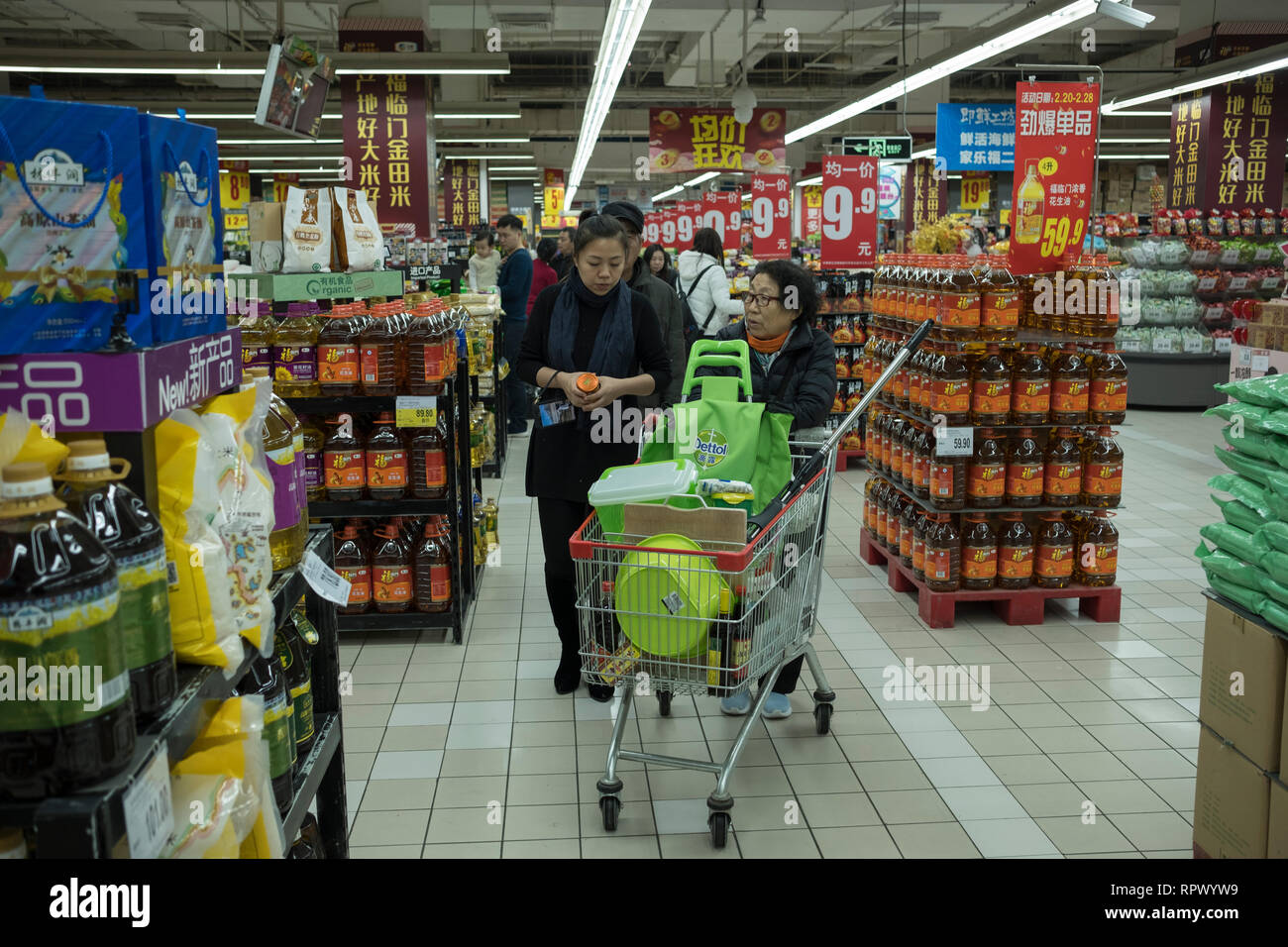 Verbraucher Einkauf in einem Supermarkt Carrefour in Peking, China. 23-Feb-2019 Stockfoto