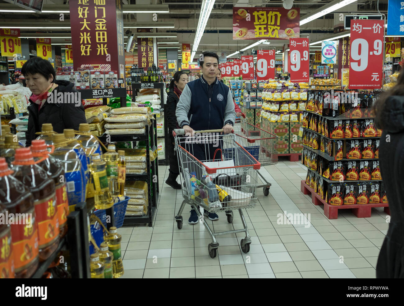 Verbraucher Einkauf in einem Supermarkt Carrefour in Peking, China. 23-Feb-2019 Stockfoto