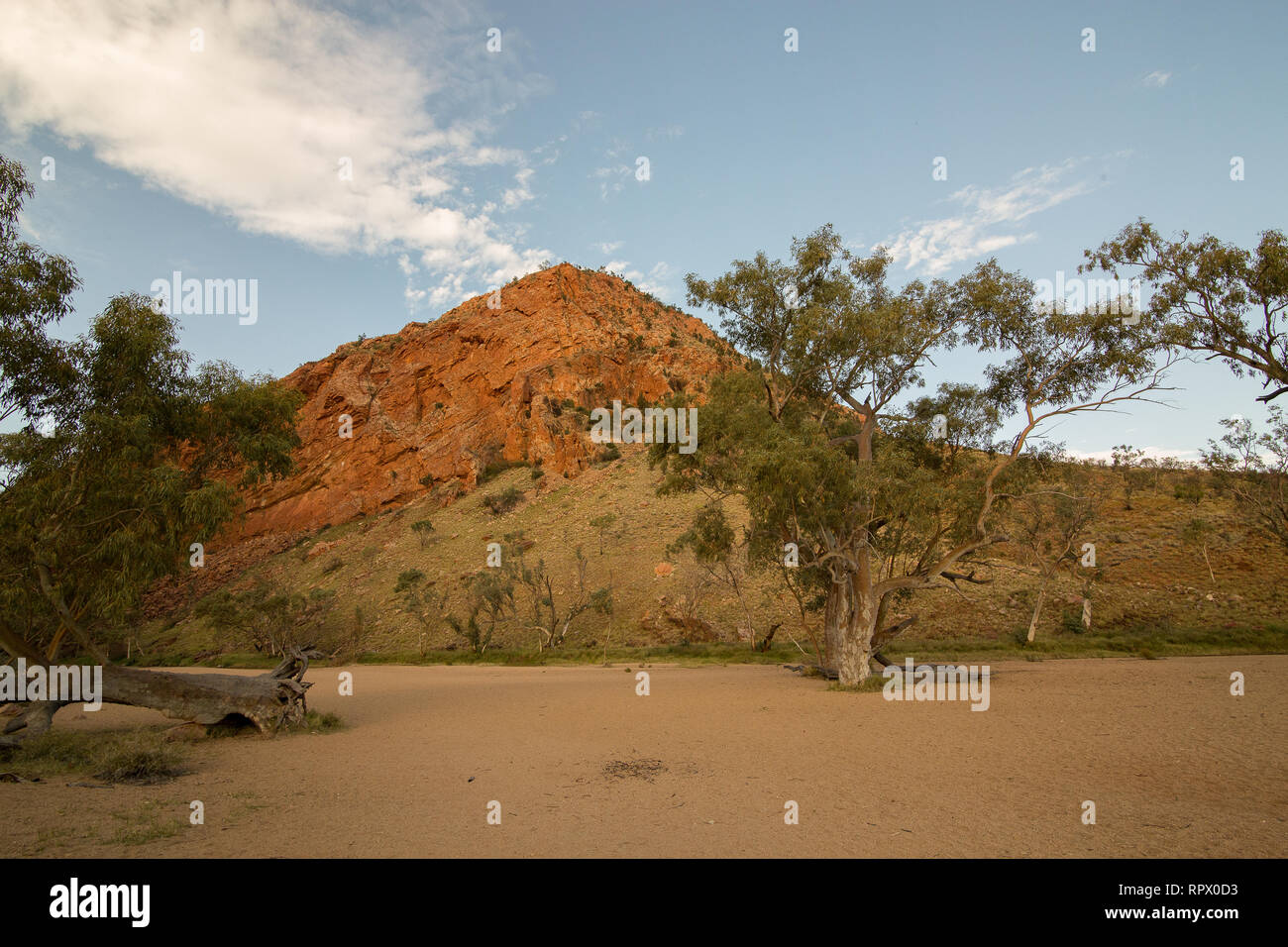 Simpsons Gap (Arrernte: Rungutjirpa) ist eine der Lücken in der West MacDonnell Ranges in Australien Northern Territory. westlich von Alice Springs. Stockfoto