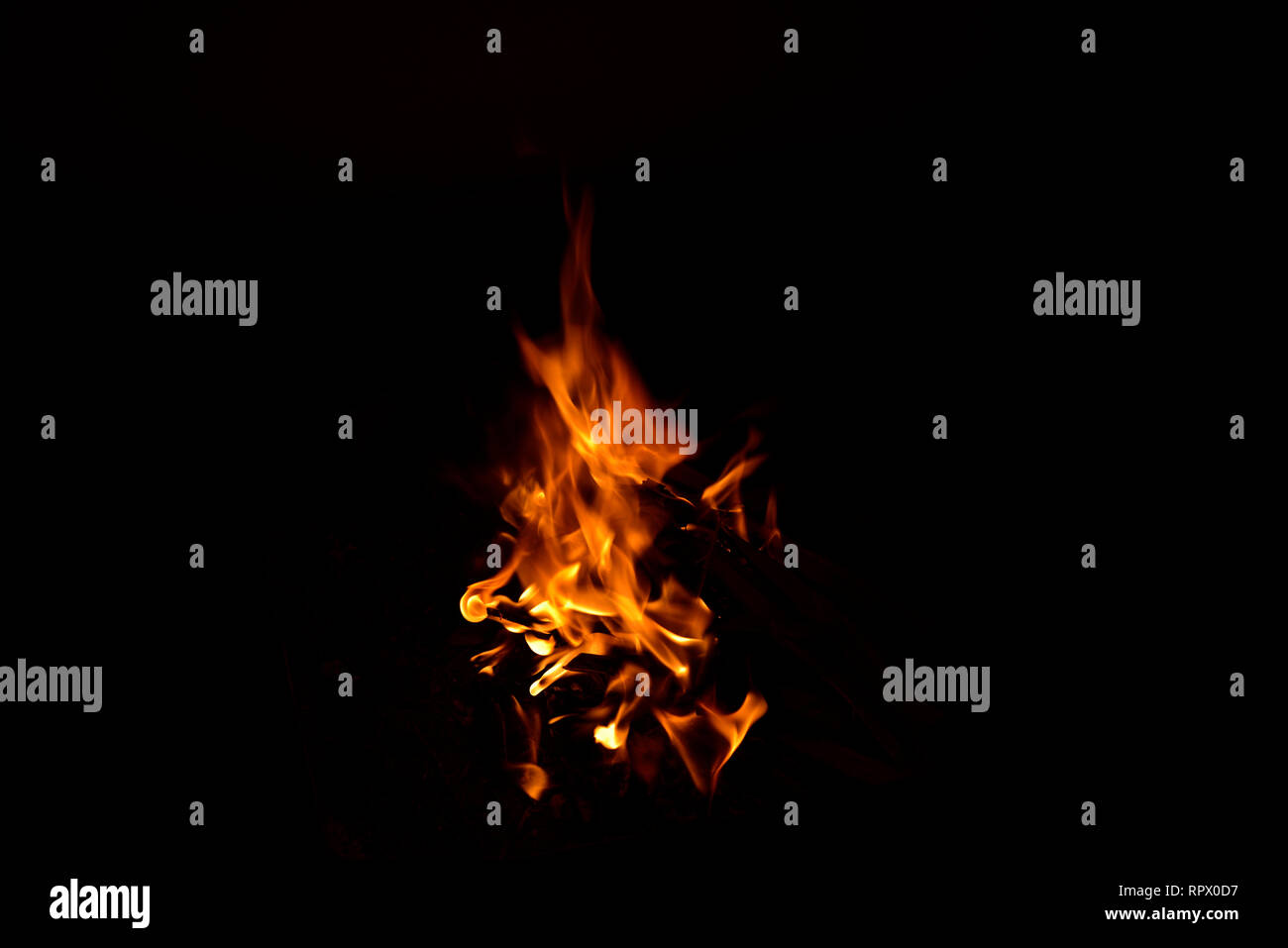 Feuer Flamme auf schwarzem Hintergrund Stockfoto