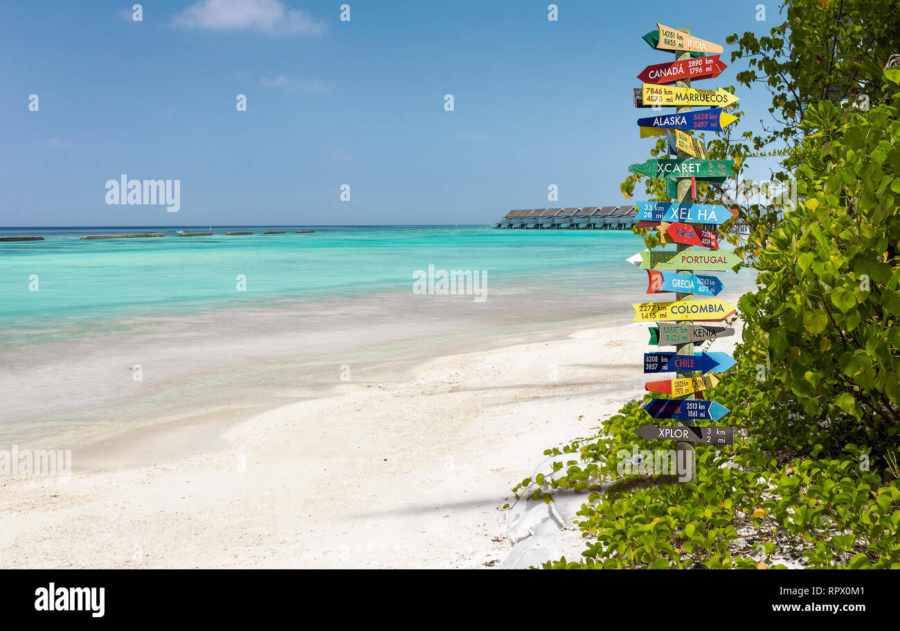 Lustig andere Welt Richtungen Wegweiser mit Abstand zu vielen verschiedenen Ländern Stockfoto