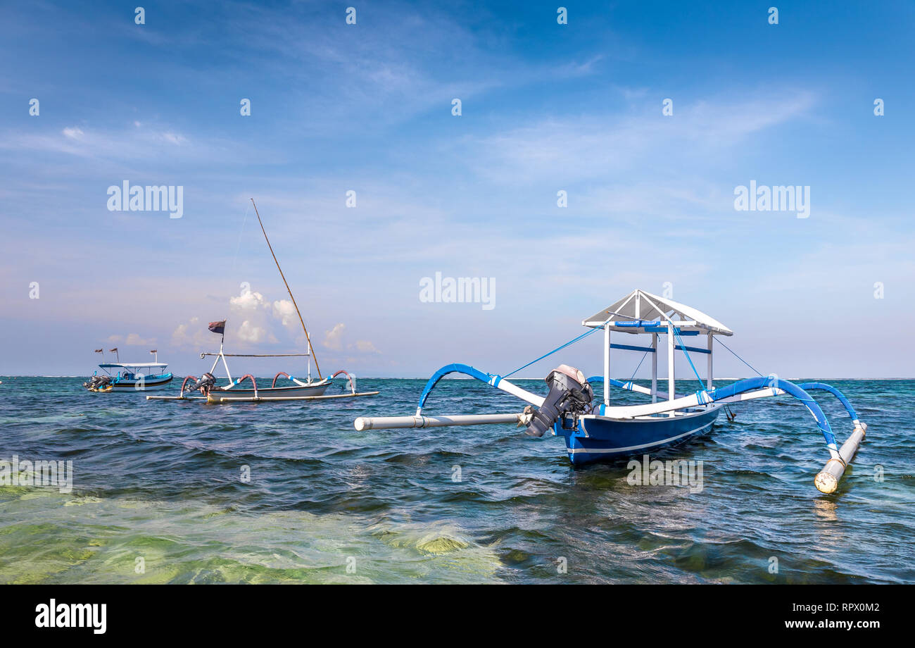 Traditionelle Holzboote auf balinesischen Ufer in Indonesien Stockfoto