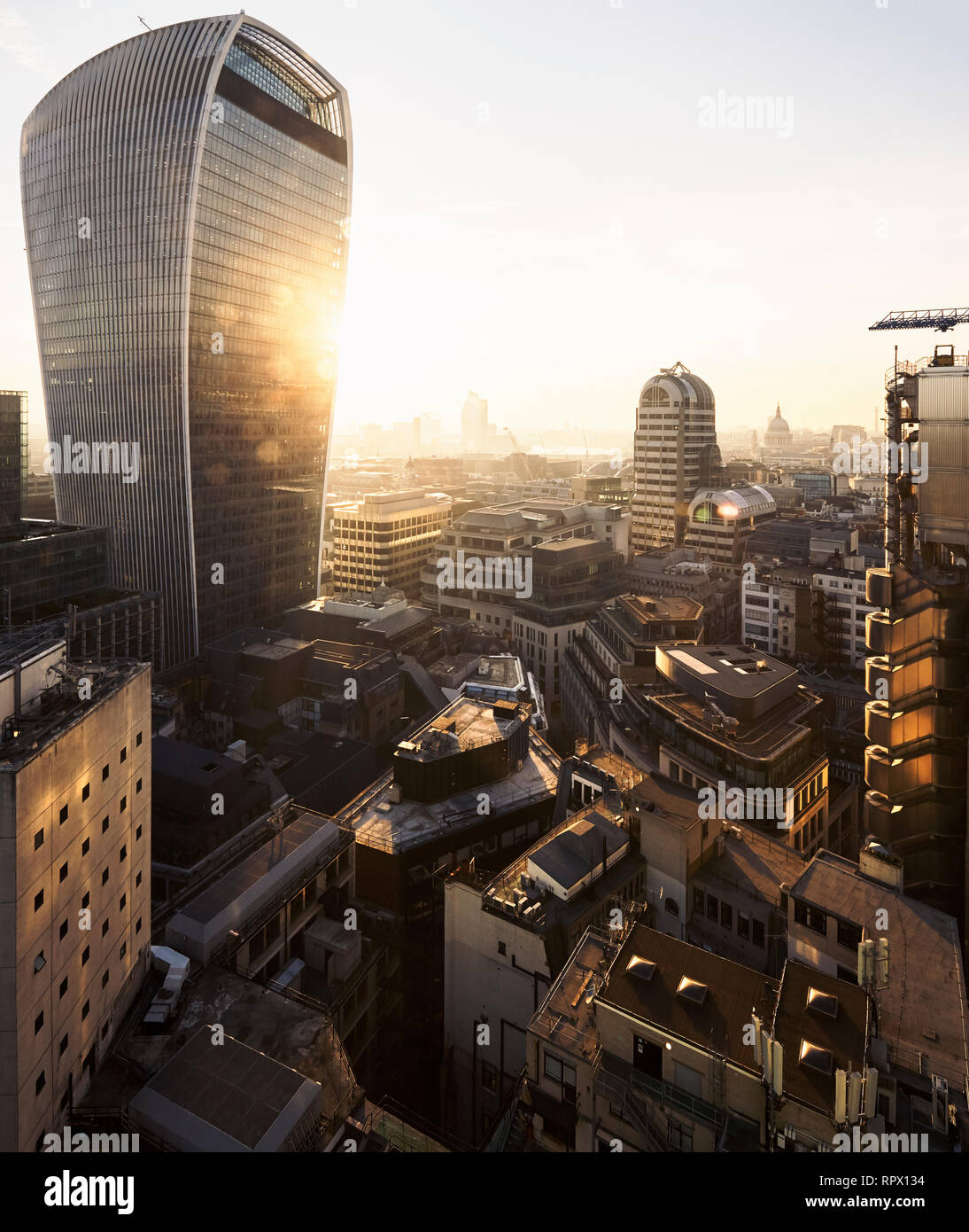 Skyline von London bei Sonnenuntergang mit Walkie Talkie Gebäude im Vordergrund. Stockfoto