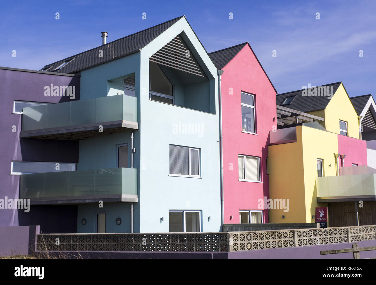 Helle Pastellfarben Beach Houses, Bude, Cornwall, Großbritannien Stockfoto